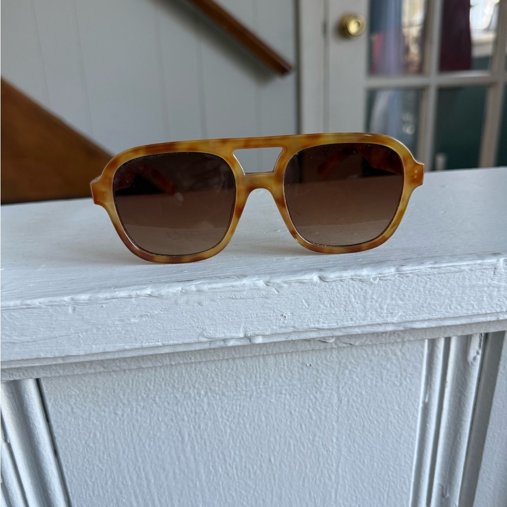 REVOLVE- AIRE Whirlpool Sunglasses in Vintage Tort &
Brown Gradient